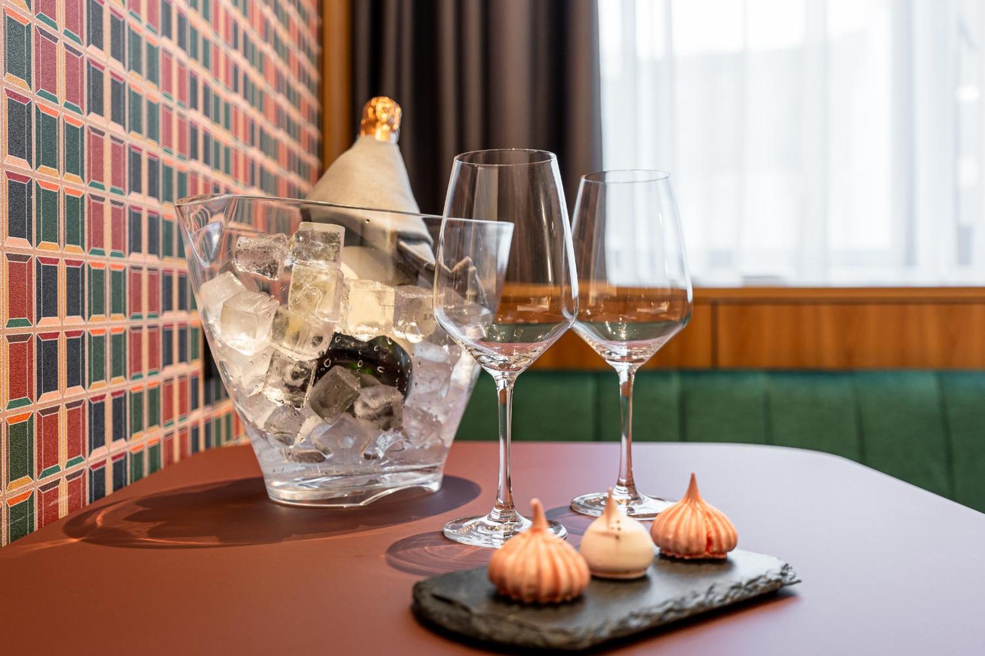 Aston Hotel Рига Екстериор снимка